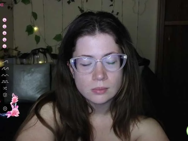 Live sex webcam photo for Aliciafolow009 #291367888