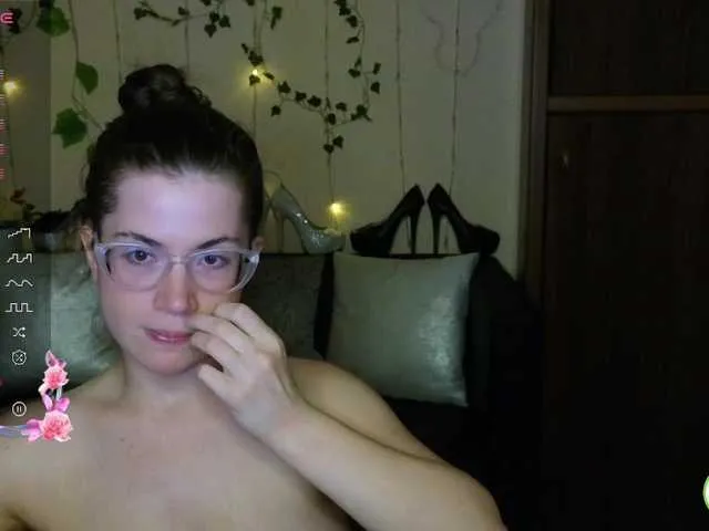 Live sex webcam photo for Aliciafolow009 #291373927