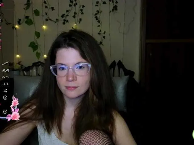 Live sex webcam photo for Aliciafolow009 #291387750