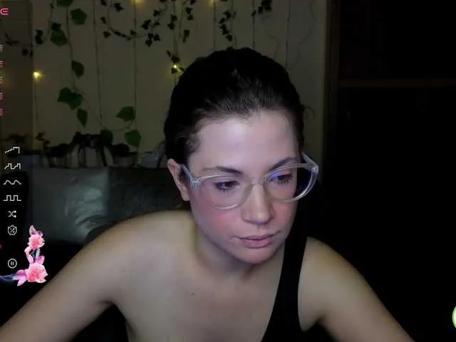 Live sex webcam photo for Aliciafolow009 #291408042