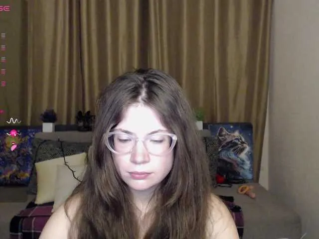 Live sex webcam photo for Aliciafolow009 #291421165