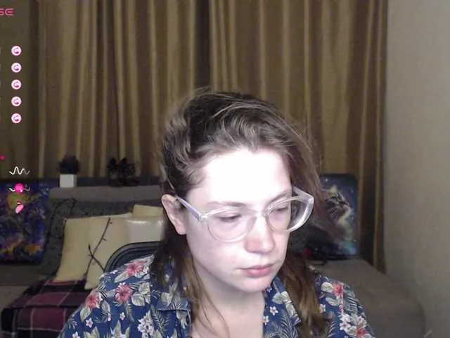 Live sex webcam photo for Aliciafolow009 #291440580