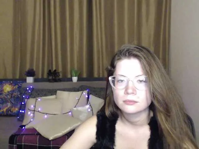 Live sex webcam photo for Aliciafolow009 #291442696