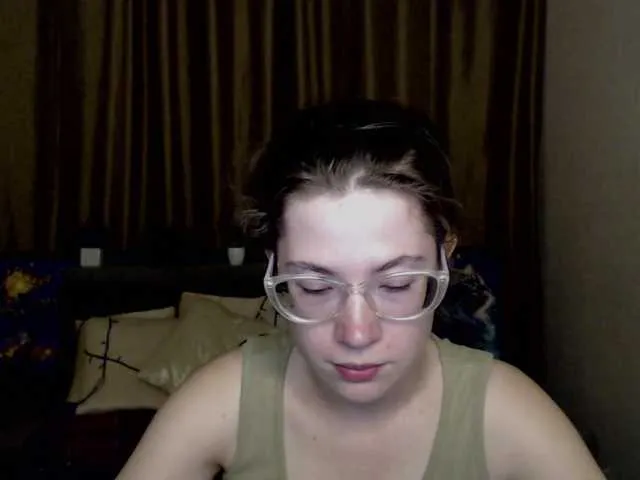 Live sex webcam photo for Aliciafolow009 #291448059