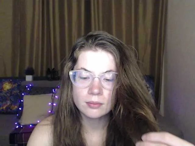 Live sex webcam photo for Aliciafolow009 #291454374