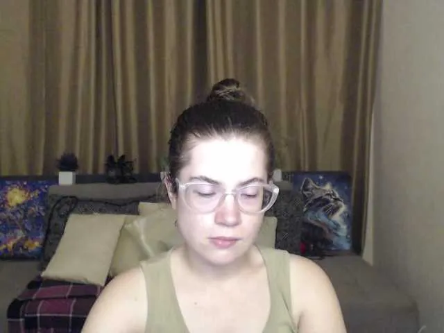 Live sex webcam photo for Aliciafolow009 #291467745