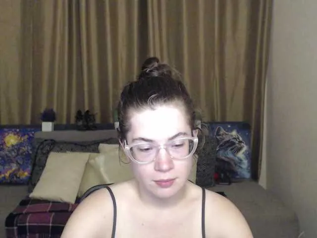 Live sex webcam photo for Aliciafolow009 #291469544