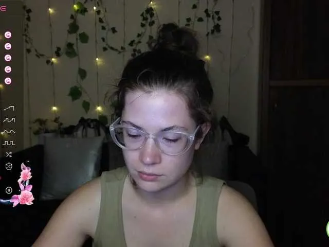 Live sex webcam photo for Aliciafolow009 #291474700