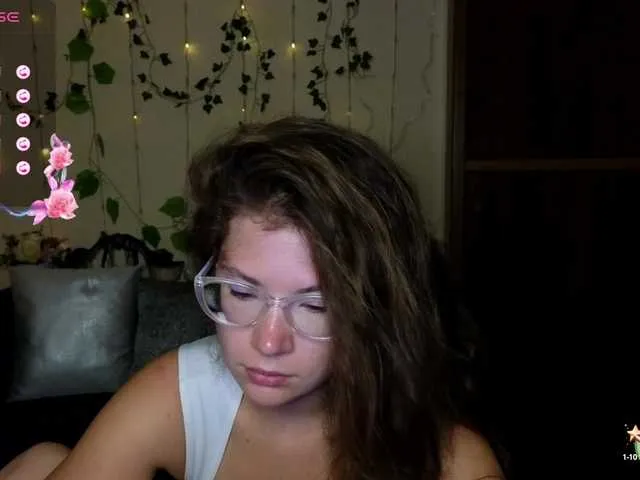 Live sex webcam photo for Aliciafolow009 #291586440