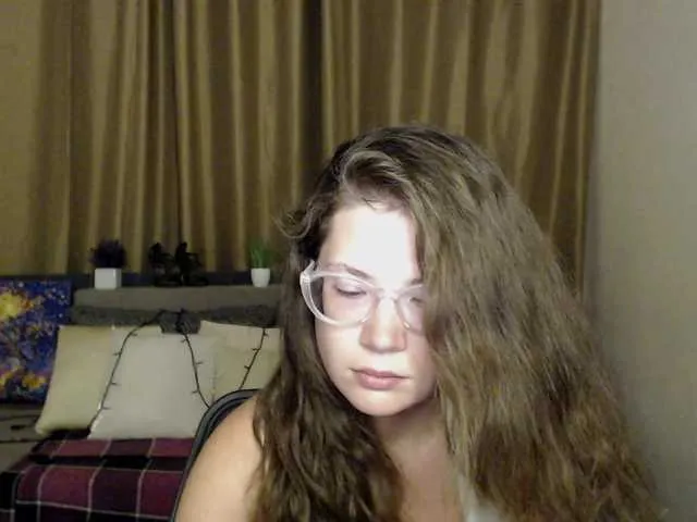 Live sex webcam photo for Aliciafolow009 #291594678