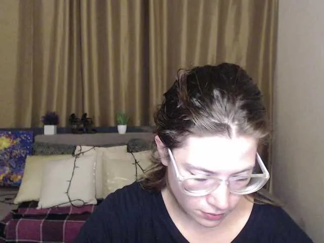 Live sex webcam photo for Aliciafolow009 #291615224