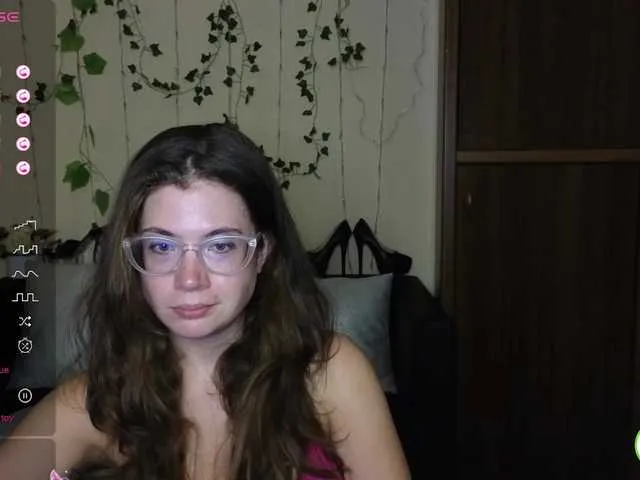 Live sex webcam photo for Aliciafolow009 #291627293