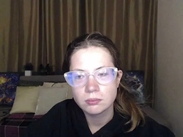 Live sex webcam photo for Aliciafolow009 #291632821