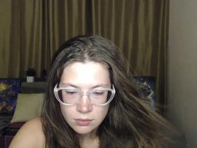 Live sex webcam photo for Aliciafolow009 #291634386