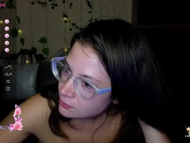 Live sex webcam photo for Aliciafolow009 #291662628