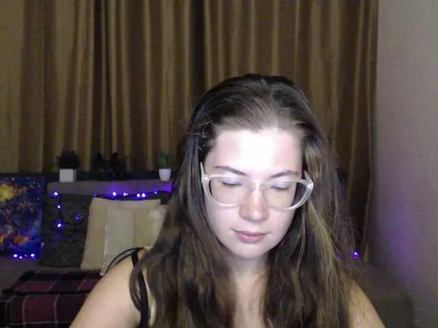 Live sex webcam photo for Aliciafolow009 #291667779