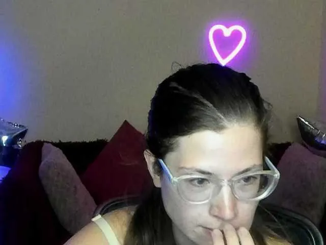 Live sex webcam photo for Aliciafolow009 #291686333