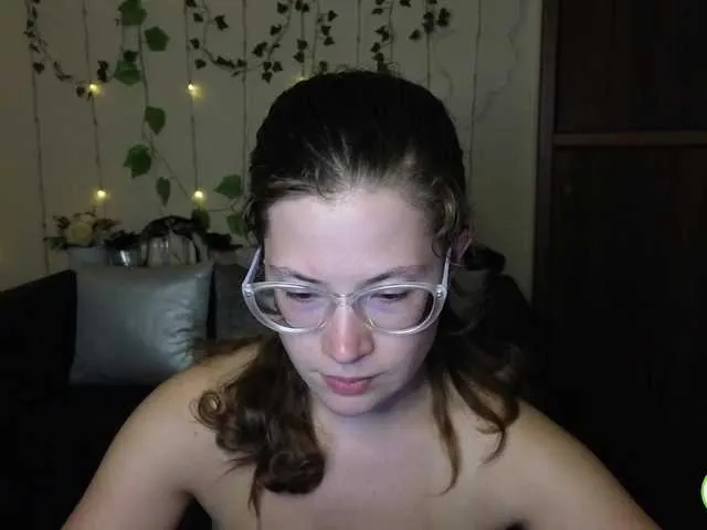 Live sex webcam photo for Aliciafolow009 #291706563