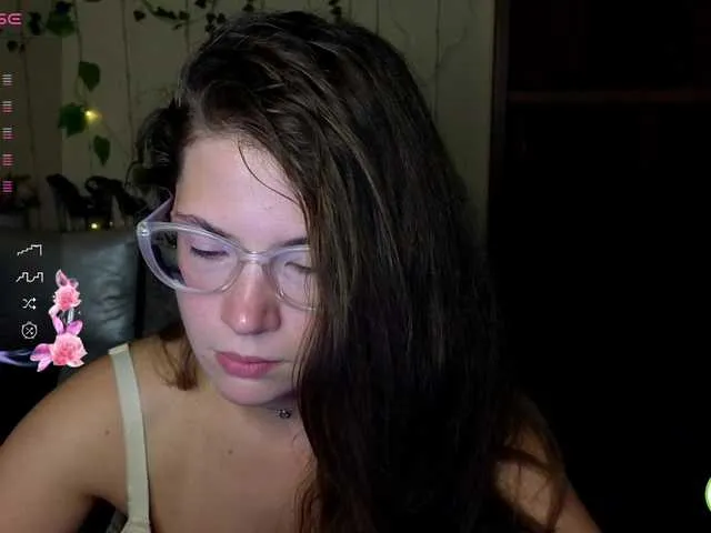Live sex webcam photo for Aliciafolow009 #291742348
