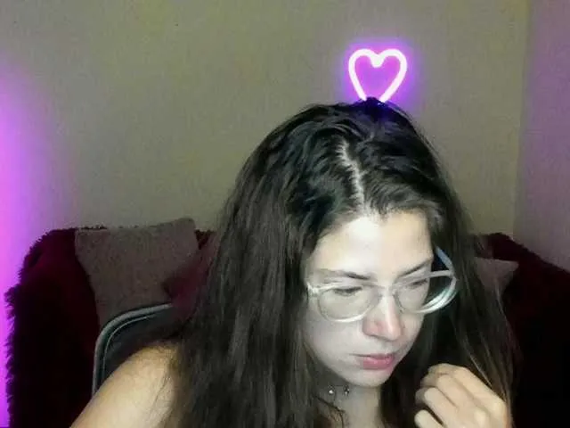 Live sex webcam photo for Aliciafolow009 #291751053