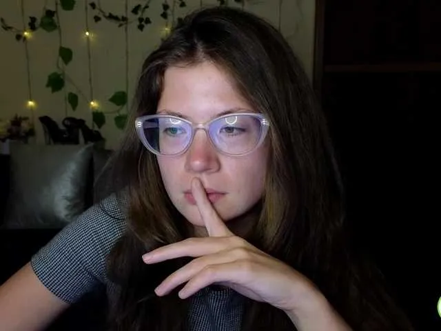 Live sex webcam photo for Aliciafolow009 #291765977