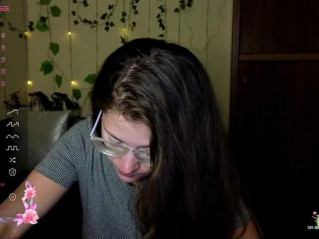 Live sex webcam photo for Aliciafolow009 #291797204