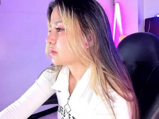 Live sex webcam photo for Aliiceyong #290872465
