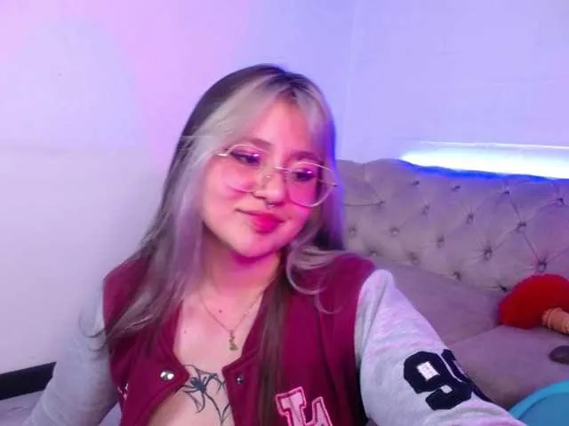 Live sex webcam photo for Aliiceyong #291395174