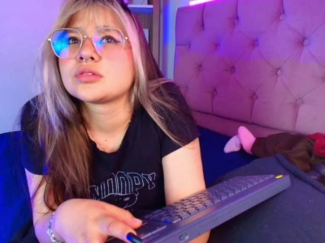 Live sex webcam photo for Aliiceyong #291437284