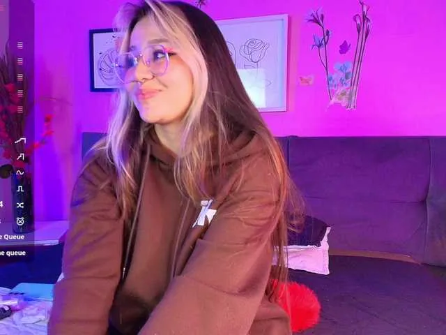 Live sex webcam photo for Aliiceyong #291679342