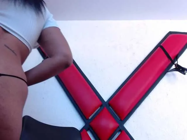 Live sex webcam photo for AlinaColeens #275598911