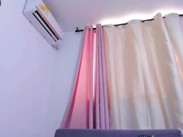 Live sex webcam photo for AlinaColeens #276803188