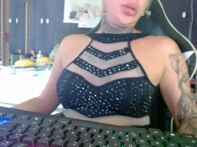 Live sex webcam photo for AlineTatuada #277909458
