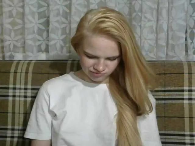 Live sex webcam photo for Alisakisa69 #289414352