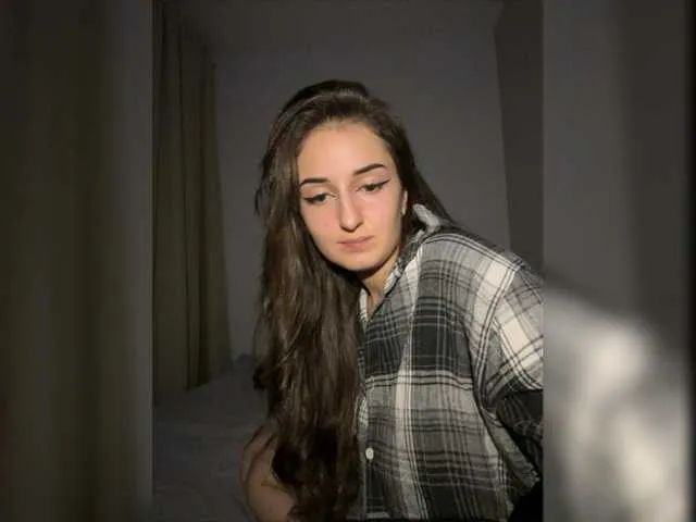 Live sex webcam photo for Alisasweet21 #276984127