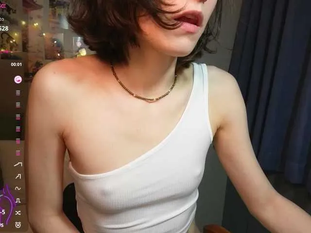 Live sex webcam photo for AllyAlice #291465758