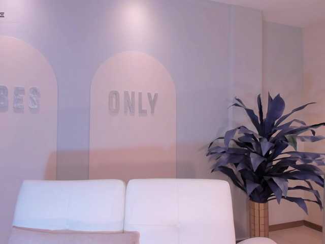 Live sex webcam photo for AllyJensen #288079107