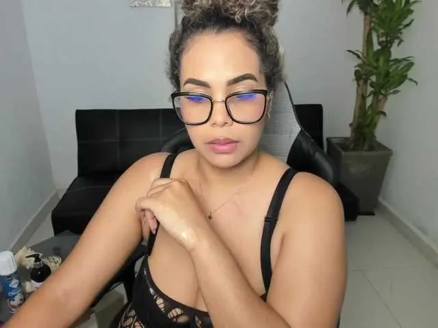 Live sex webcam photo for Alyssaaan #290331929