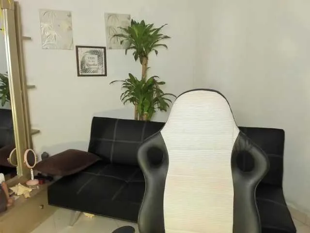 Live sex webcam photo for Alyssaaan #291769251