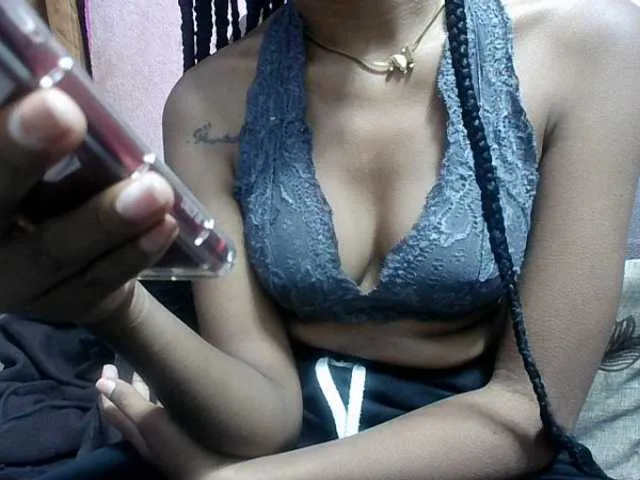 Live sex webcam photo for Amelia25 #291382730