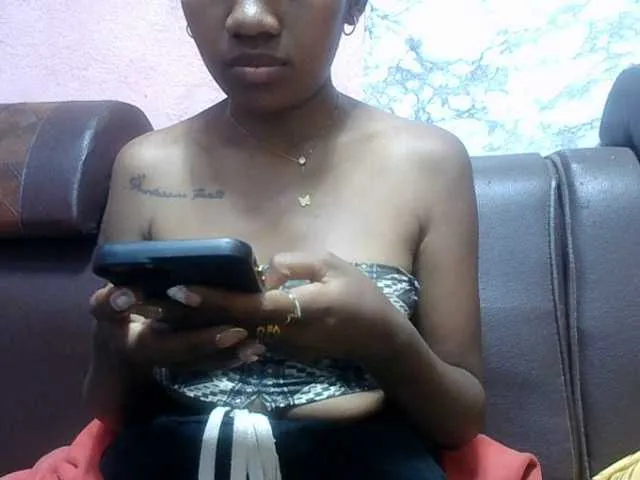 Live sex webcam photo for Amelia25 #291986736