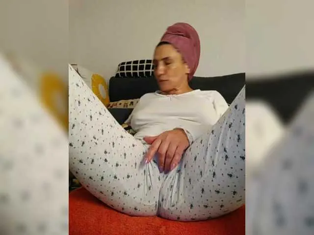 Live sex webcam photo for Amelie7 #291149205