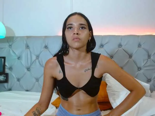 Live sex webcam photo for AmelieLaurent #294275704