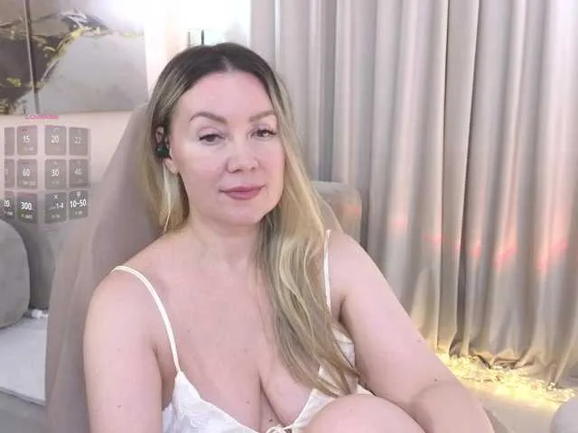 Live sex webcam photo for AmieHerry #293968080