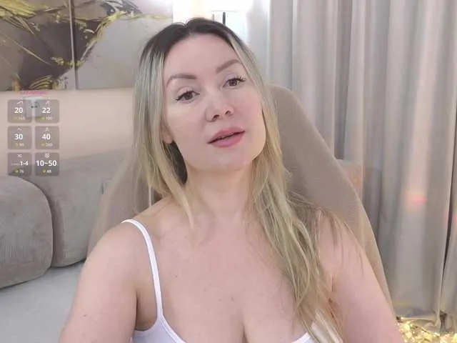 Live sex webcam photo for AmieHerry #293977241