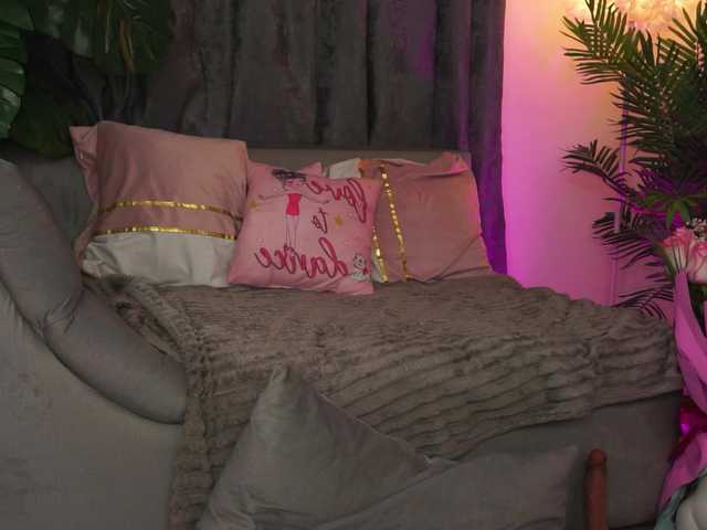 Live sex webcam photo for AmiraRoshen #290906526
