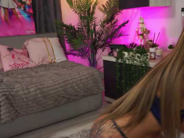 Live sex webcam photo for AmiraRoshen #291366762