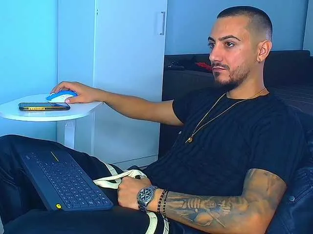 Live sex webcam photo for AndrewBanner #291945594