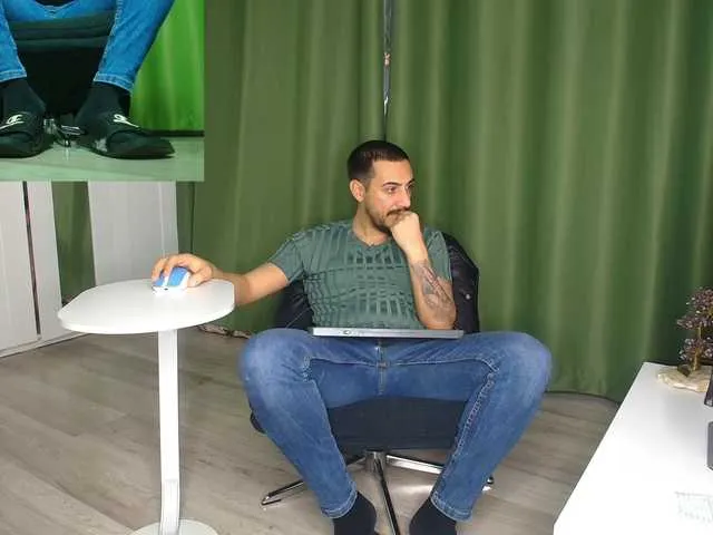 Live sex webcam photo for AndrewBanner #292368745