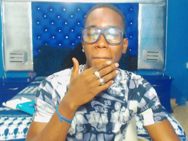 Live sex webcam photo for Andrewhaardd #274078205